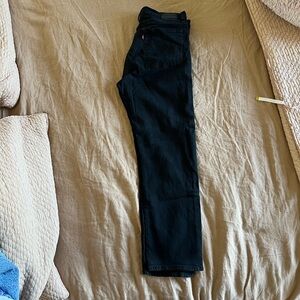 Black Levi’s wedgie straight jeans. Size 30
